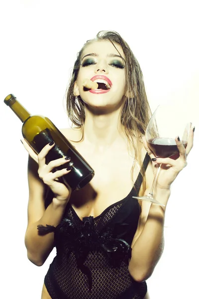 Donna con bottiglia di vino e vetro — Foto Stock