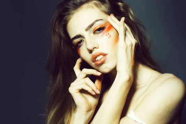 Chica Joven Con Las Manos Cerca Cara Bonita Maquillaje Naranja —  Fotos de Stock