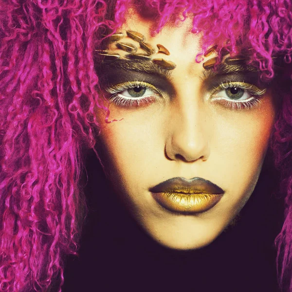 紫罗兰色假发的女人 — 图库照片