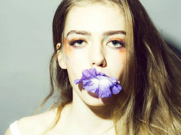 Menina com maquiagem floral — Fotografia de Stock