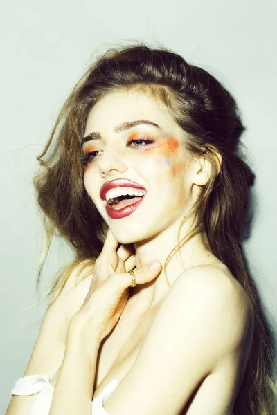 Flicka med orange makeup närbild — Stockfoto