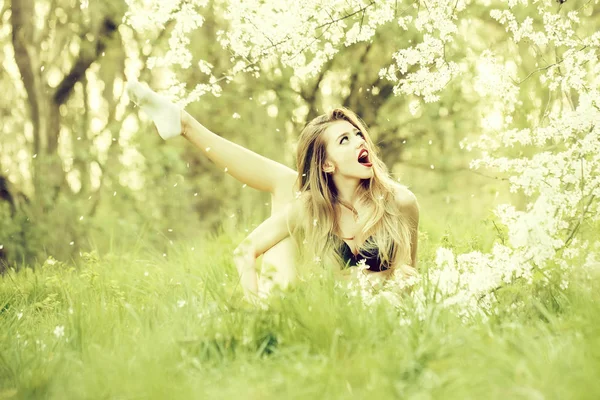 Belle Jeune Femme Heureuse Jouissant Beauté Dans Jardin Printanier Fleuri — Photo