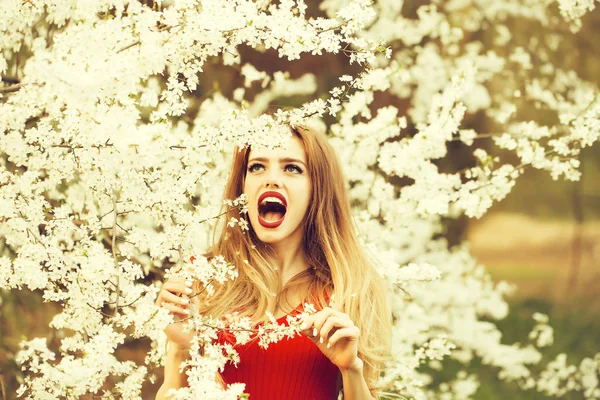 Mooie Gelukkig Jonge Vrouw Genieten Van Schoonheid Een Bloeiende Lentetuin — Stockfoto