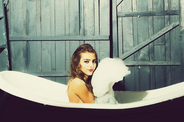 お風呂で幸せな女 — ストック写真