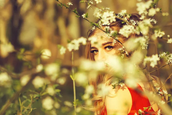 Bela Sensual Jovem Mulher Desfrutando Beleza Jardim Primavera Florido — Fotografia de Stock