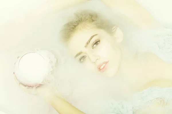 Крупним планом жінка зі склянкою у ванній — стокове фото
