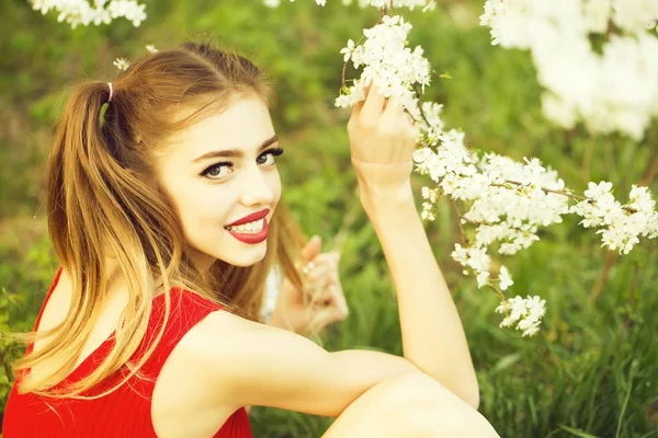 Krásná Šťastná Mladá Žena Užívat Krásy Kvetoucí Jarní Zahrada — Stock fotografie