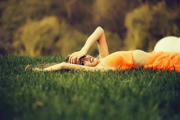 Žena ležící na trávě — Stock fotografie