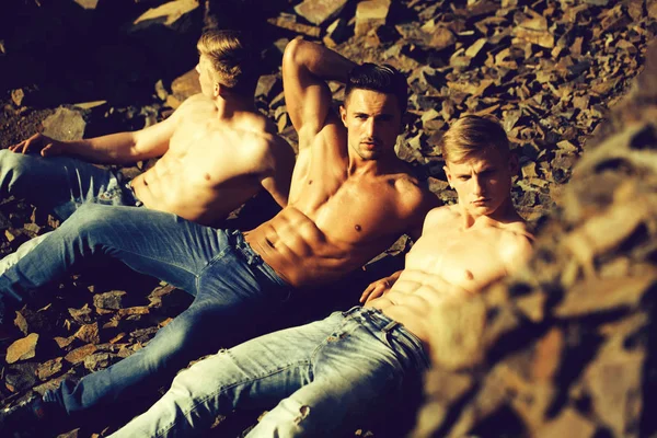 Tres Hombres Machos Jóvenes Guapos Con Cuerpo Sexy Muscular Seis — Foto de Stock