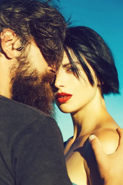 年轻性感夫妇的黑发女人漂亮的脸上红红的嘴唇与英俊的大胡子的男人夏天晴朗的日子 在性质上蓝蓝的天空背景上 — 图库照片