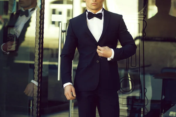 Hombre Joven Guapo Elegante Desbotones Traje Abrigo Con Pajarita Puerta — Foto de Stock