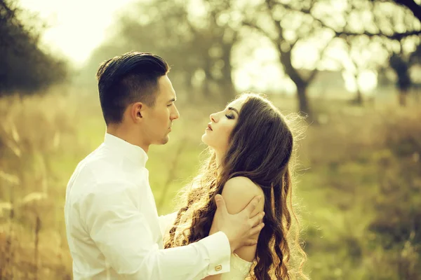 Joven pareja de boda — Foto de Stock