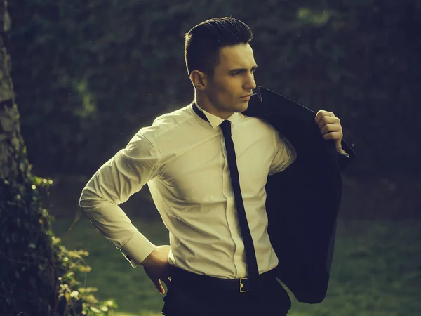 Muž Mladý Pohledný Elegantní Model Bílé Košili Oblékne Sako Černými — Stock fotografie