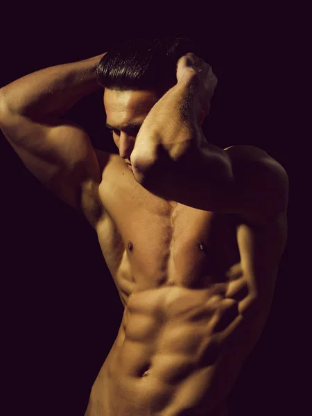 男性裸露躯干和性感肌肉发达的身体的年轻英俊的男人 在工作室里摆姿势 — 图库照片