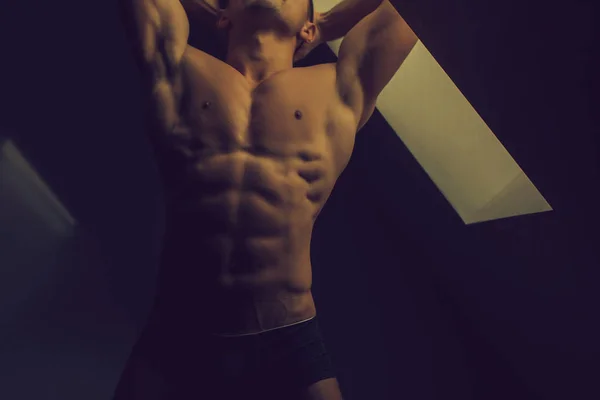 Sexy Jovem Com Corpo Muscular Tronco Posando Troncos Perto Janela — Fotografia de Stock