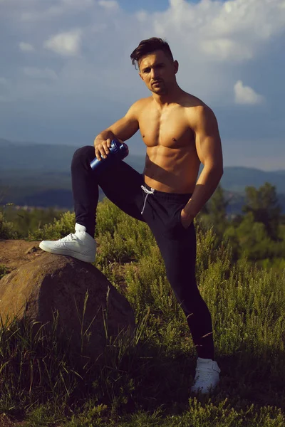 Hombre muscular con botella de agua — Foto de Stock