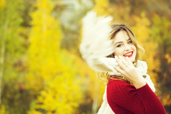 Sexy menina bonita com lábios vermelhos — Fotografia de Stock