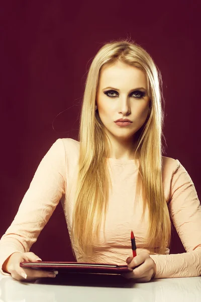 Porträtt Attraktiv Eleganta Sensuell Allvarlig Ung Blond Affärskvinna Med Långt — Stockfoto