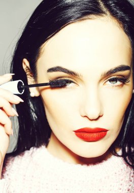 Kırmızı dudaklar ve uzun saçlı seksi kadınla tutun rimel