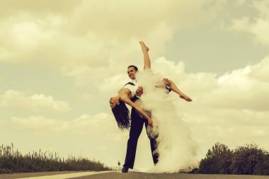 mutlu çift yolda dans düğün