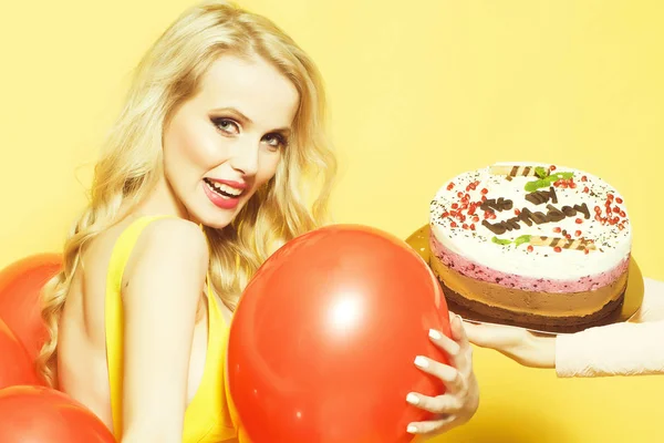 Gelukkige vrouw met cake — Stockfoto