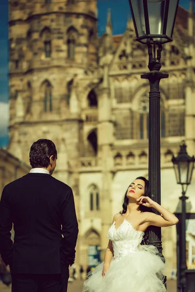 Beautiful bride and handsome groom — Stock Photo, Image