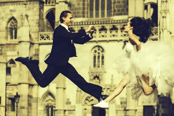 Mutlu çift şatonun yakınına atlıyor.