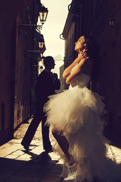 Gyönyörű menyasszony és a vőlegény jóképű — Stock Fotó