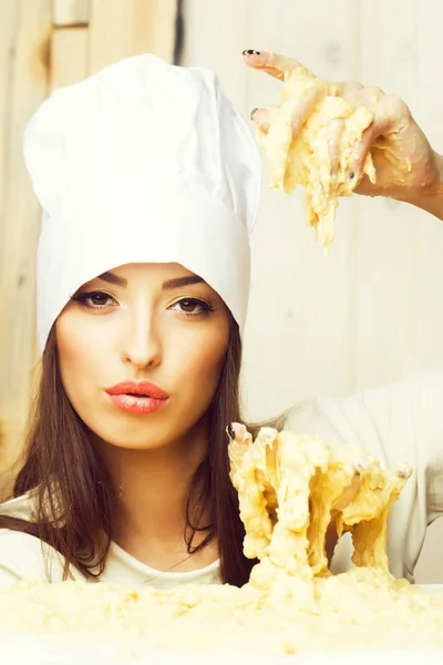요리사 모자와 앞치마 사진에 부엌에서 계란과 밀가루의 반죽에 유니폼 — 스톡 사진