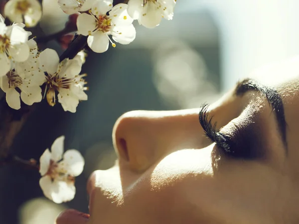 Säsongsbetonade Funktion Skönhet Och Mode Vacker Kvinna Nära Aprikos Blommande — Stockfoto