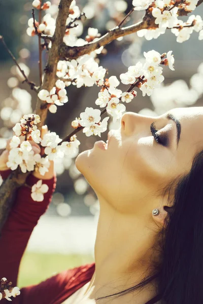 Woman with spring blossom — Stock Photo, Image