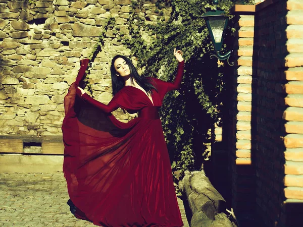 Kobieta w czerwonej sukience odkryty — Zdjęcie stockowe