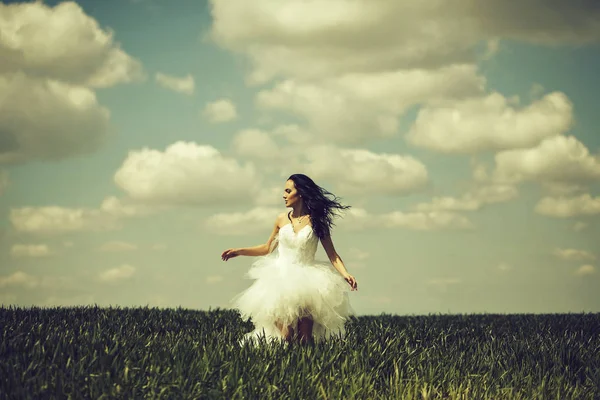 Bella ragazza di nozze su erba verde e cielo — Foto Stock