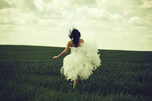 Bella ragazza di nozze su erba verde e cielo — Foto Stock