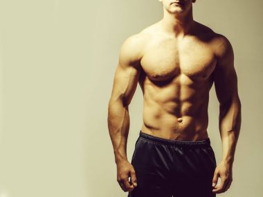 genç yakışıklı maço adam vücut geliştirmeci çıplak gövde ile seksi kaslı atletik vücut ve güçlü karın altı paketleri veya abs Studio beyaz arka planda, kopya alanı ile