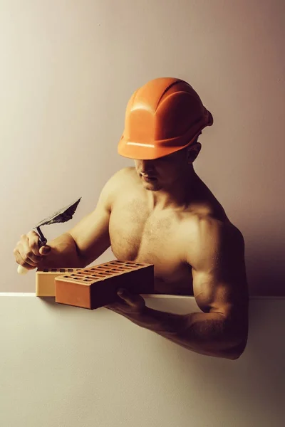 신체와 잘생긴 사나이 젊은이 작성기 몸통과 오렌지 헬멧에 Abs — 스톡 사진