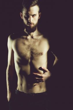 siyah arka plan üzerine izole anoreksiya ile ciddi bir yüz ve ince ya da ince çıplak vücut, göğüs ve gövde ile diyet sakallı adam veya hipster yakışıklı olan