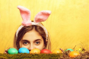 Mutlu Paskalya kız tavşan kulakları renkli yumurta, moss ile