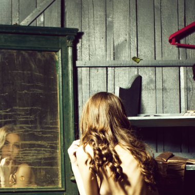 Ayna yakınındaki şehvetli kız