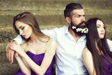 çiçeklerle karahindiba sakal taşlı merdiven güneşli açık mor elbise iki genç güzel kadınlarla Beyaz tişörtlü yakışıklı adam