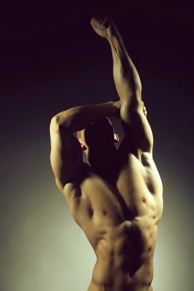 セクシーな手の静脈と灰色の背景に裸の胸を力でポーズをとる選手ボディービルダーの筋肉男性の胴体 — ストック写真