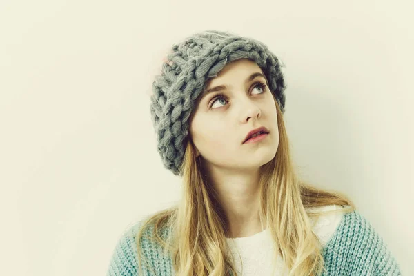 Hübsches junges Mädchen mit blonden Haaren im modischen Pullover, Hut — Stockfoto