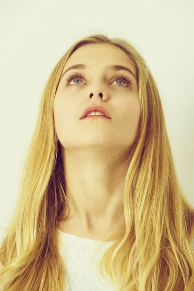 Vrij jong meisje met blonde haren — Stockfoto