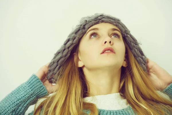 Bella ragazza con i capelli biondi in maglione alla moda, cappello — Foto Stock