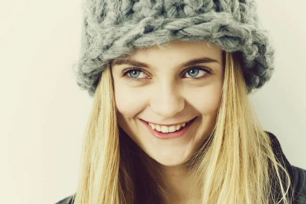 Красивая молодая счастливая девушка с светлыми волосами в модной шляпе — стоковое фото