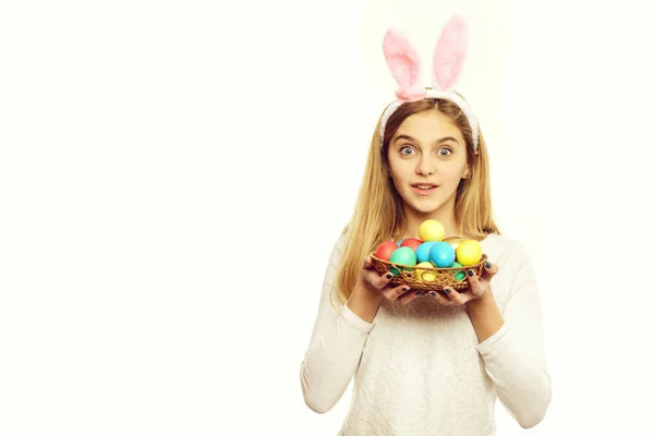 Boldog Húsvét lány-nyuszi füle a színes festett tojás — Stock Fotó