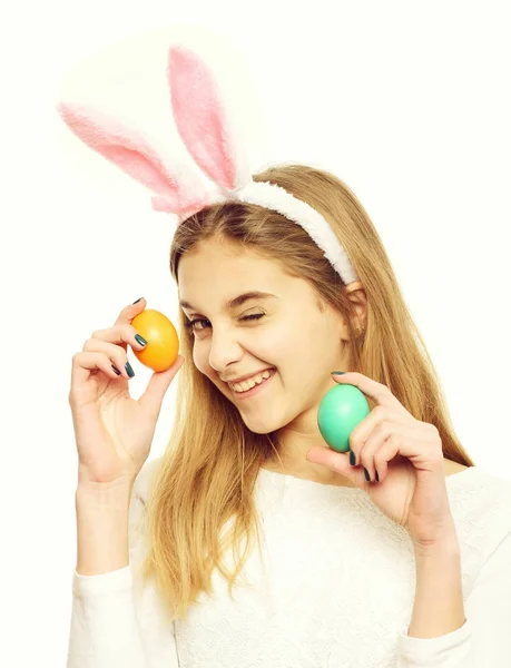 Heureuse fille de Pâques dans les oreilles de lapin avec des œufs peints colorés — Photo