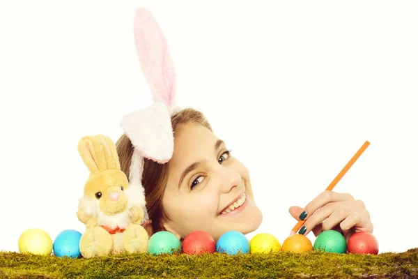 Gelukkig Pasen meisje in bunny oren met kleurrijke eieren, potlood — Stockfoto