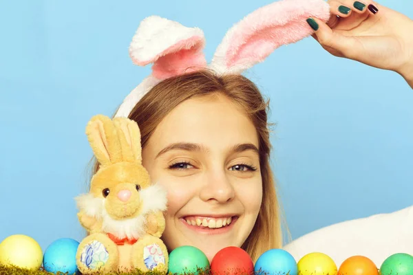 Щаслива великодня дівчина в вухах кролика з барвистими яйцями, кролик — стокове фото