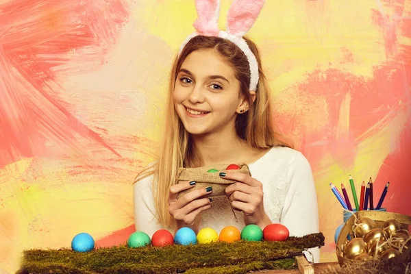 Счастливая пасхальная девушка в кроличьи уши с яйцами, карандашом набор — стоковое фото